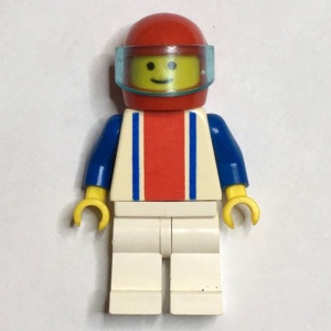 ver002G Torso met verticale strepen, blauwe armen, witte benen en rode helm gebruikt *0M0000