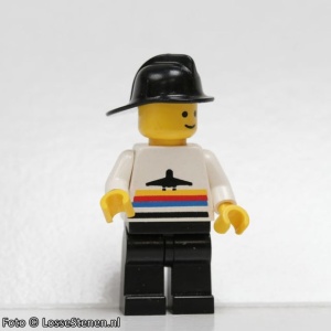 air001G Airport - Zwarte brandweerhelm, standaard hoofd, wit pak met vliegtuig en kleurenstrepen, zwarte broek gebruikt *0M0000