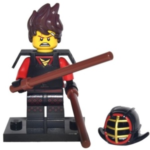 coltlnm-1 The Ninjago Movie- Kai Kendo met stokken, helm, voetstuk NIEUW *0M0000