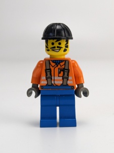 con006G Bouwvakker - Oranje shirt, zwarte helm gebruikt *0M0000