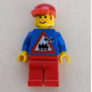 trn063G Spoorwegmedewerker, rode cap, blauwe trui met verkeersbord gebruikt *0M0000