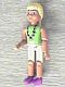 Belvfem42 Meisje klein - witte shorts, lichtgroen shirt met ketting van schelpen, lichtblond haar met staart NIEUW *