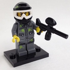 col10-9 Paintbal speler met pistool en voetstuk NIEUW *0M0000