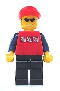 cty0175G Rode cap, zwarte zonnebril, rode trui met drie logo's, zwarte benen gebruikt *0M0000