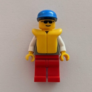res005G Rescue Coast Guard 1 - rode benen, blauwe cap, zonnebril, reddingsvest gebruikt *0M0000