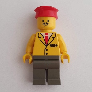 trn060G Spoorwegmedewerker, rode pet, gele jas met logo en zwarte broek gebruikt *0M0000
