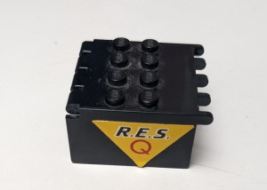 2337pb01-11G Ruit 4x4x2 cockpit verlenging met ' R.E.S.' en rode ' Q' op gele driehoek zwart gebruikt *5S011