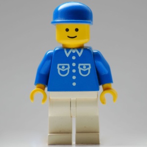 but014G Man, blauw overhemd met zakken en knopen, blauwe cap met lange klep, witte benen gebruikt *0M0000