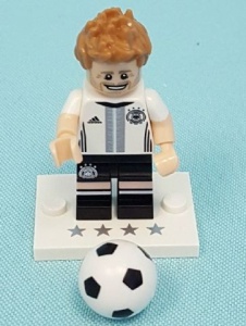 colfbd-5 Benedikt Höwedes (4) met voetbal NIEUW *0M0000