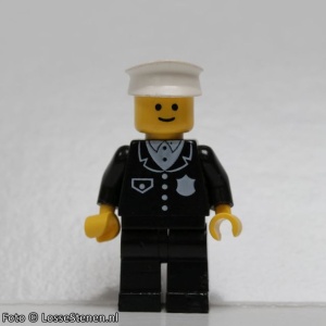 cop001G POLITIE- Witte pet, zwart pak met embleem, zwarte broek gebruikt *0M0000
