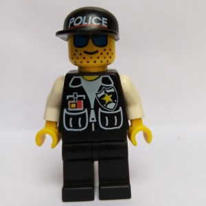 cop009G Politie- Sheriff, zwarte benen, witte armen, zwarte pet met 'Police' gebruikt *0M0000