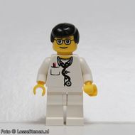 doc024G Dokter- Stethoscoop en thermometer, witte benen, zwart haar man, bril gebruikt *0M0000