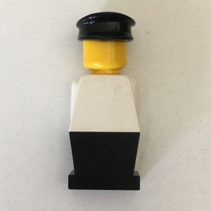 old024G Legoland Oude type minifig - witte lijf, Zwart benen, zwarte platte pet gebruikt *0M0000