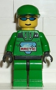 arc007G Arctic - Man, groene cap, zonnebril, groen pak met Arctic logo gebruikt *0M0000