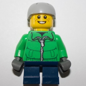 cty0336G Jongen met helm, groene jas en korte donkerblauwe benen gebruikt *0M0000