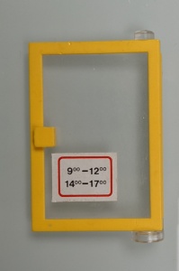 73435c01pb02-3G Deur 1x4x5 rechts openingstijden (Sticker) geel gebruikt *5S050