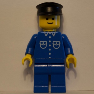 but028G Man, blauw overhemd met zakken en knopen, zwarte pet, bloauwe benen gebruikt *0M0000