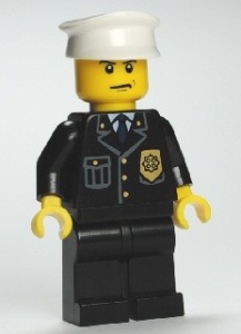 cty0008G Politie- Witte pet, kuiltje kin, norse blik, blauwe das, gouden badge gebruikt *0M0000