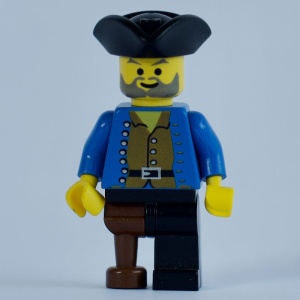 pi036G Piraat bruin shirt, zwarte Piraat Triangle Hat, zwarte benen met peg leg gebruikt *0M0000