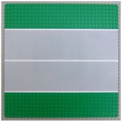 2358px1-6G Vliegveldplaat 32x32 met startbaan/weg met doorgetrokken streep 7 noppen breed groen gebruikt *3K000