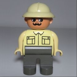 4555pb073G Duplo, man met witte helm en snor gebruikt *