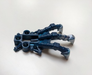 53562pb03-63G Bionicle Voet Piraka met Parellichtgrijze klauwen blauw, donker gebruikt *