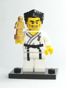 col02-14 Karate Meester met trofee NIEUW *0M0000