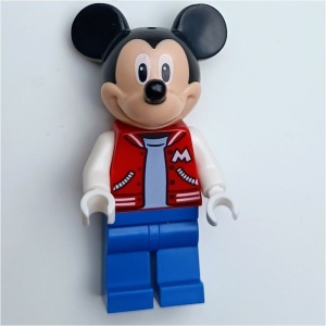 dis075 Disney- Mickey Mouse rode jas met witte letter M NIEUW *0M0000