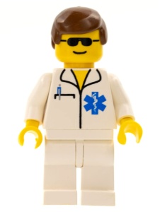 doc014G Dokter - EMT, witte benen, bruin haar, zonnebril gebruikt *0M0000