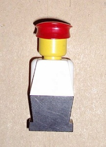 old049G Legoland Oude type minifig - Wit lijf, zwarte benen, rode pet gebruikt *0M0000