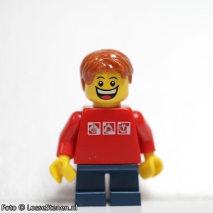 twn214 Jongen, rood shirt, donkerblauwe benen NIEUW *0M0000