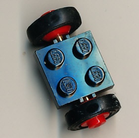 122c01assy1-11G Plaat ZWART aangepast 2x2 met RODE wielen- gladde banden (122c01 / 3139) zwart gebruikt *R4