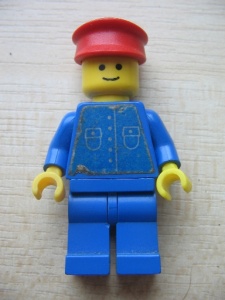 but034sG Lichaam met 5 knopen (STICKER), blauwe benen en rode pet gebruikt *0M0000