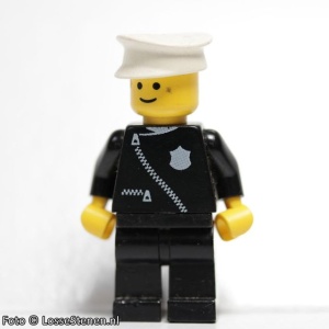 cop013G POLITIE- Witte pet, zwart pak met embleem, zwarte broek gebruikt *0M0000
