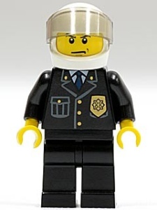 cty0013G Politieagent- Witte helm met tr. Zwart vizier, zwart pak met embleem, zwarte broek, gele handen gebruikt *0M0000