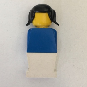 old020G MINIPROMO Legoland Oude type minifig - blauw lijf, witte benen, Zwart Pigtails Hair gebruikt *0M0000