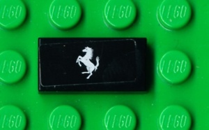3069bpb0011-11G Tegel 1x2 Ferrari Logo (Sticker) zwart gebruikt *5T02-19