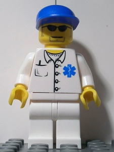doc023G Dokter- Stethoscoop en thermometer, witte benen, blauwe cap, bril gebruikt *0M0000