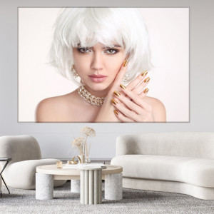 Tablou Canvas Femeie cu Par Blond si Unghii Aurii BGM14B