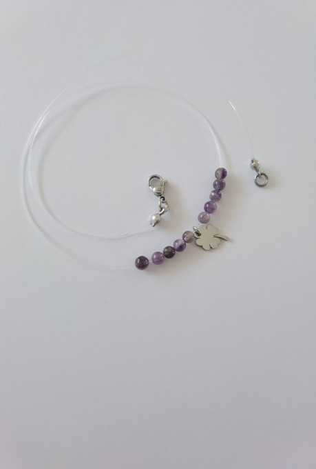 Colier fir transparent cu mărgele de ametist și charm trifoi din inox