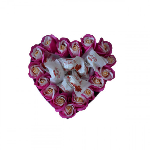 Aranjament cu 15 trandafiri de sapun si bomboane Raffaello in cutie inima