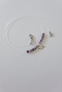 Colier fir transparent cu mărgele de ametist și charm trifoi din inox