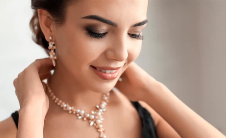 Recomandarea 6 - nu purta bijuteriile inainte de imbracare/dezbracare | Roxannes.ro