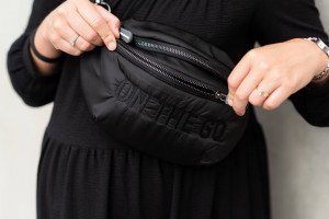 BANANA BAG ON THE GO HIP BAG, PUFFERED BLACK