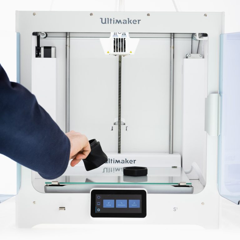 Aplicarea Magigoo pe platforma de construcție a imprimantei 3D — strat subțire și uniform cu aplicatorul tip dab