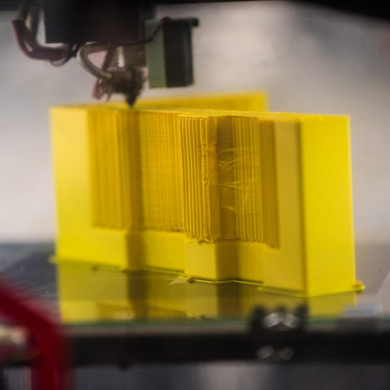Print mare FDM — warping controlat prin Magigoo și setări optime ale primului strat și ale incintei