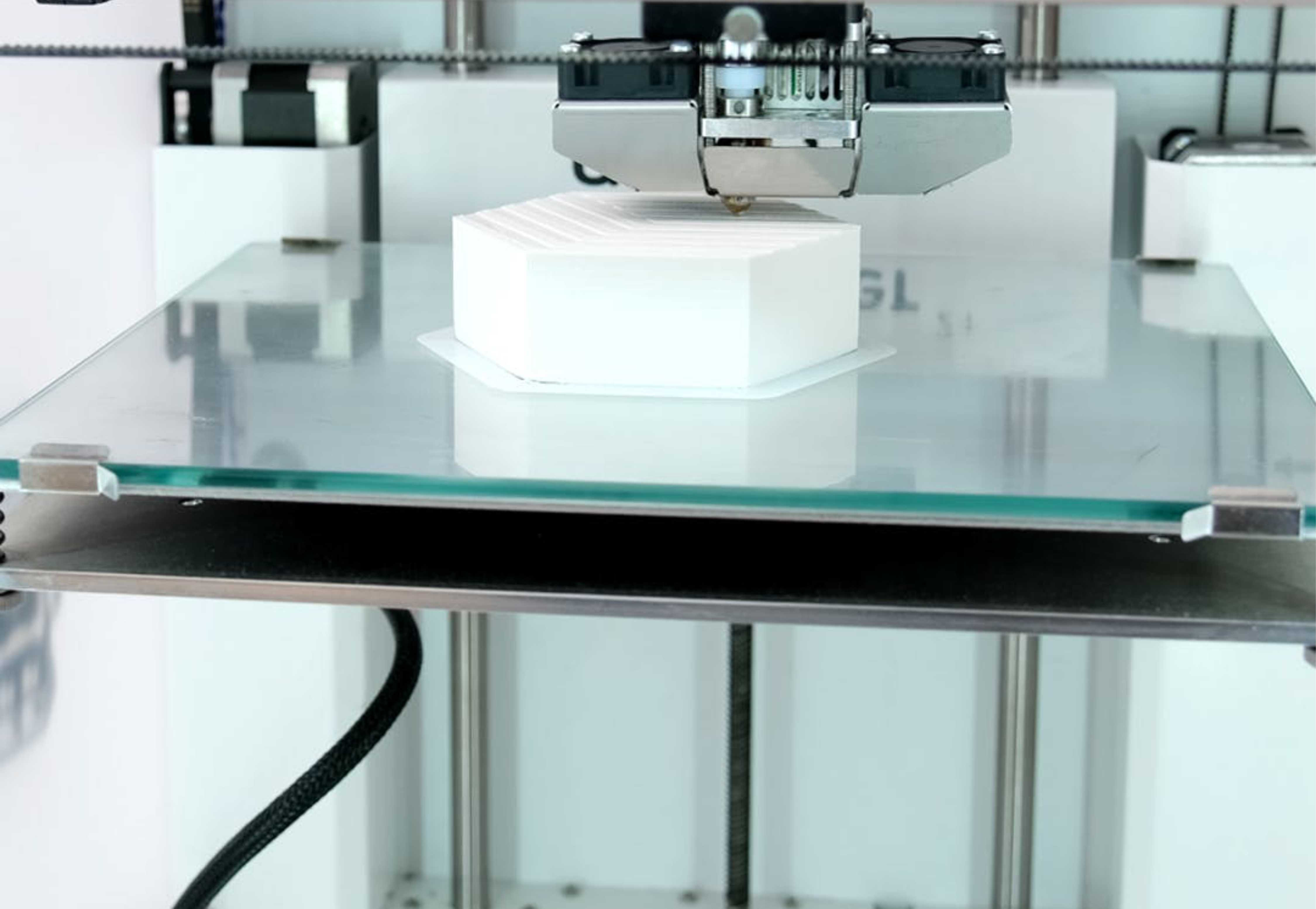 Proces de turnare silicon alimentar în cutia de matriță printată 3D — etapă din workflow-ul Parisa Product Design
