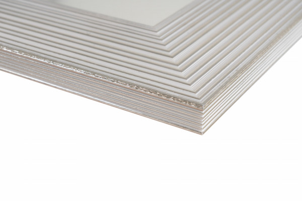 Oglinda dreptunghiulara cu rama din polistiren alba/argintie Harper, 44,8cm (L) x 35,8cm (L) x 1,8cm (H)
