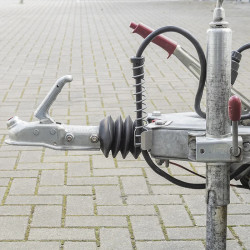 Suport arc pentru cablul electric de conexiune rulota autoturism