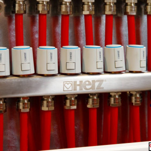 Set distribuitoare inox Herz Armaturen pentru incalzire in pardoseala, plafon sau pereti, cu 6 cai